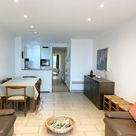 In By Sandy Beaches アパート ニーウポールト