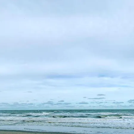 In By Sandy Beaches アパート